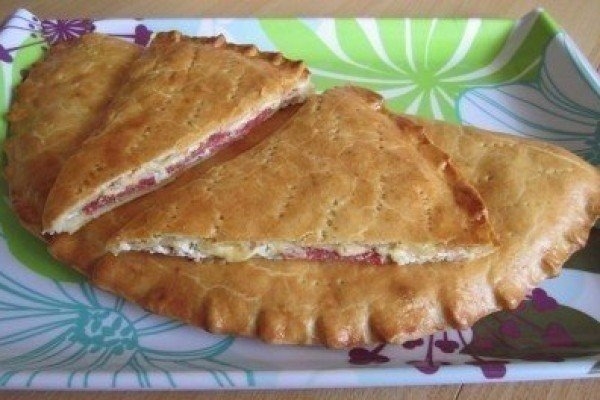 Пирог с творогом, сыром и салями («Кальцоне») Пирог с творогом, сыром и салями («Кальцоне»)