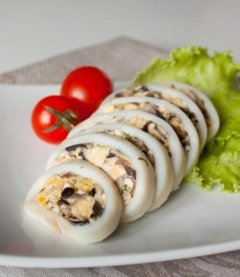 Кальмары фаршированные омлетом и шампиньонами Кальмары фаршированные омлетом и шампиньонами