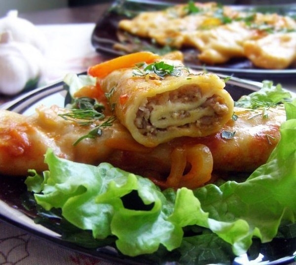 Тушенные рулетики под соусом
