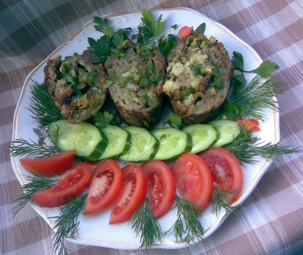 МЯСНОЙ РУЛЕТ С ЗЕЛЕНЬЮ И КОРНИШОНАМИ МЯСНОЙ РУЛЕТ С ЗЕЛЕНЬЮ И КОРНИШОНАМИ
