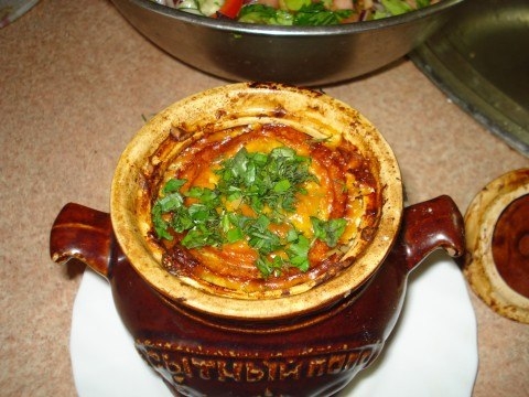 Свинина с квашеной капустой, запеченная в горшочке (по-немецки) Свинина с квашеной капустой, запеченная в горшочке (по-немецки)