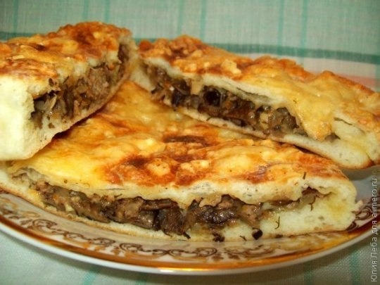Закрытая пицца "Кальцоне" с фаршем и грибами Закрытая пицца "Кальцоне" с фаршем и грибами