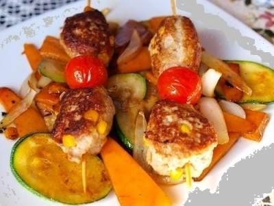 Котлетки на шпажках с салатом из свежих овощей Котлетки на шпажках с салатом из свежих овощей