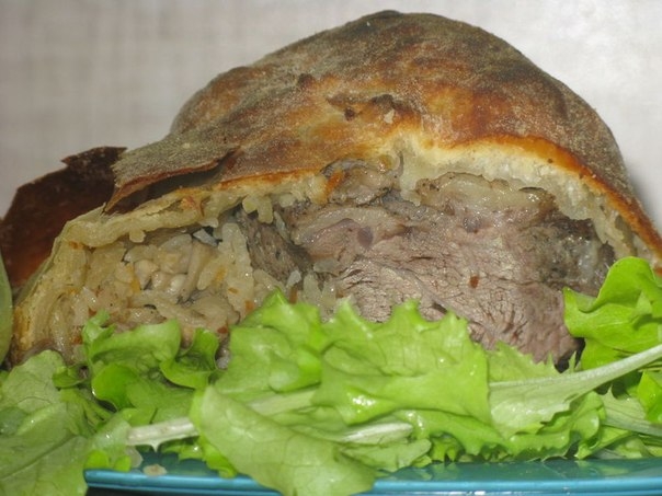 Мясо, запеченное в слоеном тесте с грибами и рисом Мясо, запеченное в слоеном тесте с грибами и рисом