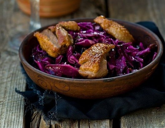 ТЕПЛЫЙ САЛАТ ИЗ КРАСНОЙ КАПУСТЫ С УТКОЙ ТЕПЛЫЙ САЛАТ ИЗ КРАСНОЙ КАПУСТЫ С УТКОЙ