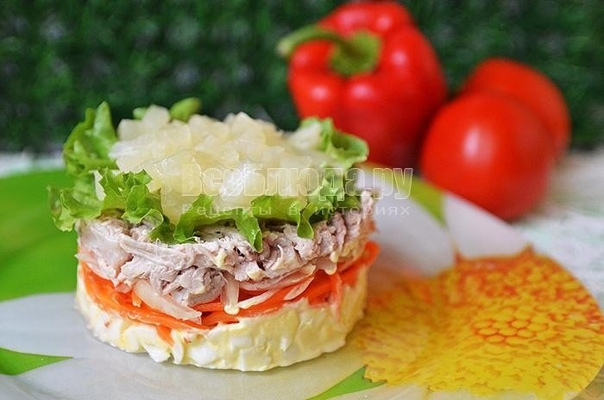 Праздничный салат с корейской морковкой, мясом и перепелиными яйцами Праздничный салат с корейской морковкой, мясом и перепелиными яйцами