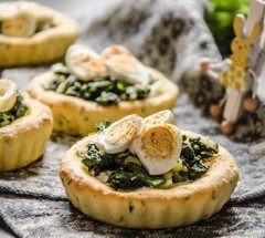 Творожные тарты со шпинатом и перепелиными яйцами Творожные тарты со шпинатом и перепелиными яйцами