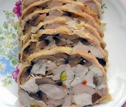Праздничный куриный рулет с фисташками Праздничный куриный рулет с фисташками