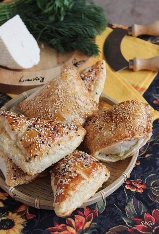 Слоёные пирожки с сыром и зеленью. Слоёные пирожки с сыром и зеленью.