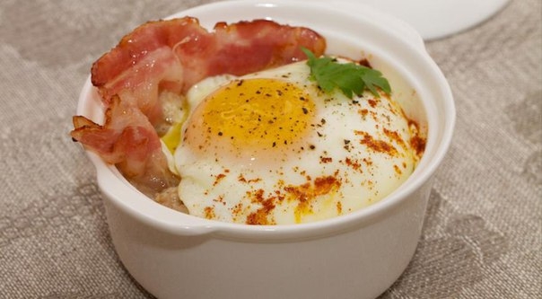 Сытная злаковая каша с яйцом и беконом Сытная злаковая каша с яйцом и беконом