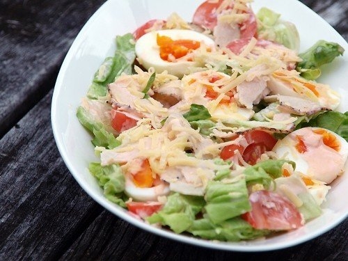 Куриный салат с яйцами и овощами Куриный салат с яйцами и овощами