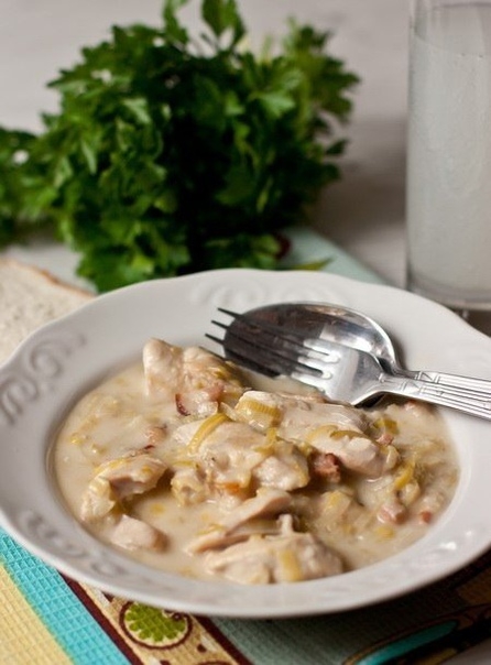 КУРИЦА, ТУШЕННАЯ В ВИНЕ С ЛУКОМ ПОРЕЕМ КУРИЦА, ТУШЕННАЯ В ВИНЕ С ЛУКОМ ПОРЕЕМ