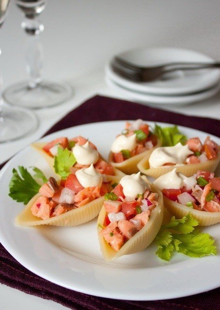 Лососевый салат в ракушках Лососевый салат в ракушках