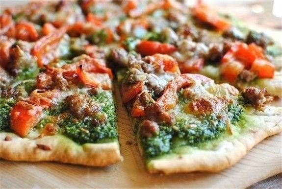 Пицца с песто и колбасками