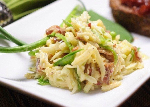 Салат из кольраби с яблоком и беконом Салат из кольраби с яблоком и беконом