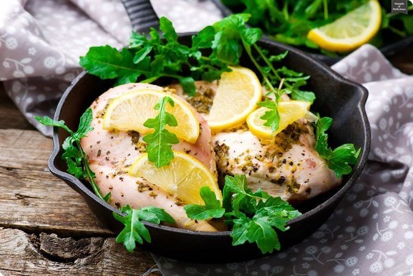 Лимонная курица в сковородке Лимонная курица в сковородке