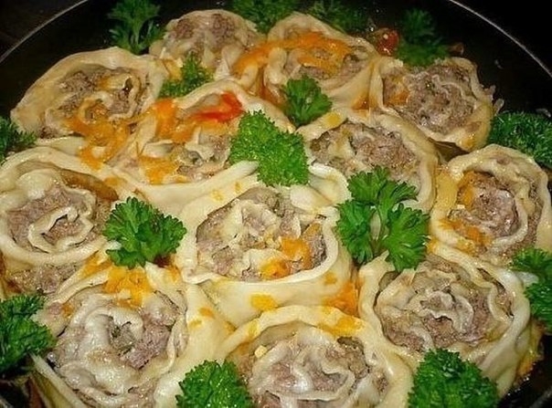 Рулет из теста с мясом, а проще говоря "ленивые" пельмени на сковороде. Рулет из теста с мясом, а проще говоря "ленивые" пельмени на сковороде.
