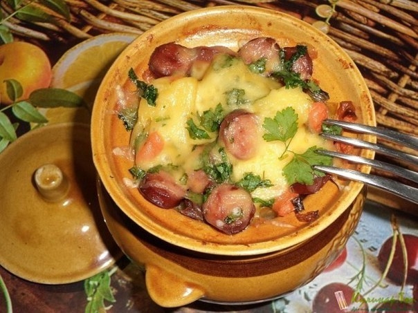 Картошка с сосисками в горшочках Картошка с сосисками в горшочках