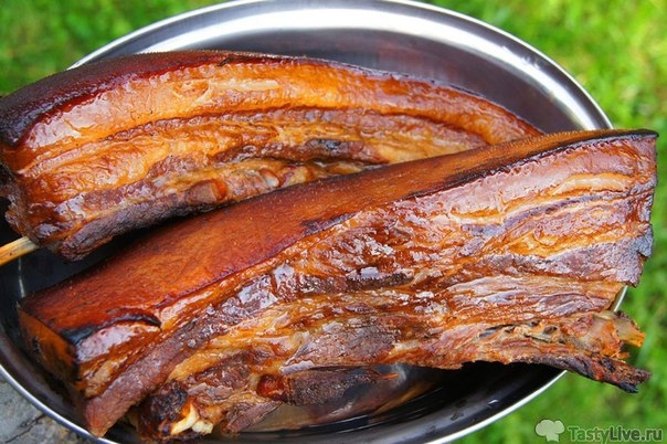 Сало получается,как копченое! Но коптить мы его не будем! 1 кг сала с мясной прослойкой, 2 головки ч Сало получается,как копченое! Но коптить мы его не будем! 1 кг сала с мясной прослойкой, 2 головки ч