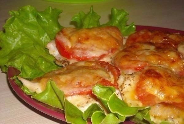 Куриное филе под сыром с помидорами Куриное филе под сыром с помидорами