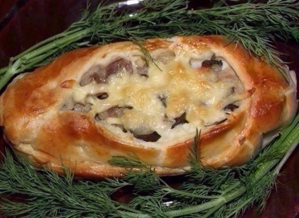 Лодочки из слоеного теста с картофелем, мясом и огурчиками. Лодочки из слоеного теста с картофелем, мясом и огурчиками.