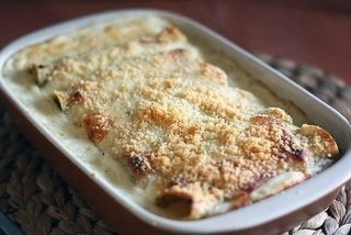 Каннеллони фаршированные мясом под сырном соусом