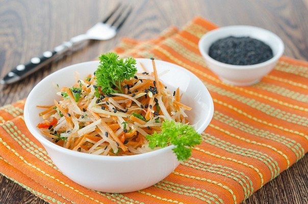 Салат из кольраби, моркови и красного перца с кунжутом и кунжутным маслом Салат из кольраби, моркови и красного перца с кунжутом и кунжутным маслом