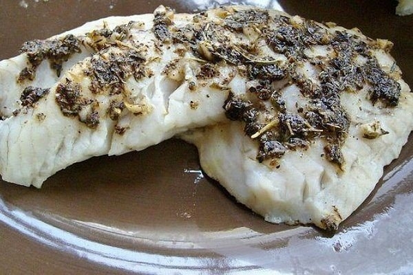 Запеченный окунь с чесноком и травами Запеченный окунь с чесноком и травами
