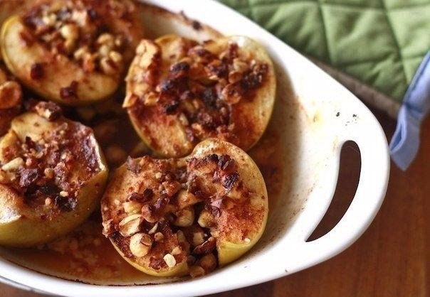Запеченные яблоки с орехами - вкусный и полезный десерт! Запеченные яблоки с орехами - вкусный и полезный десерт!