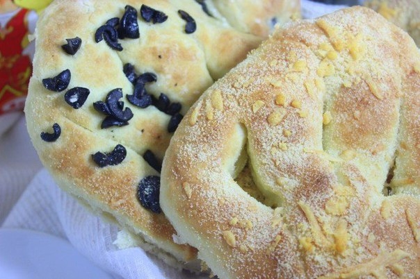 ЛЕПЕШКИ С СЫРОМ И МАСЛИНАМИ ЛЕПЕШКИ С СЫРОМ И МАСЛИНАМИ