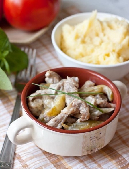 МЯСО ПО-САМАРСКИ, ТУШЕННОЕ С СОЛЕНЫМИ ОГУРЧИКАМИ МЯСО ПО-САМАРСКИ, ТУШЕННОЕ С СОЛЕНЫМИ ОГУРЧИКАМИ