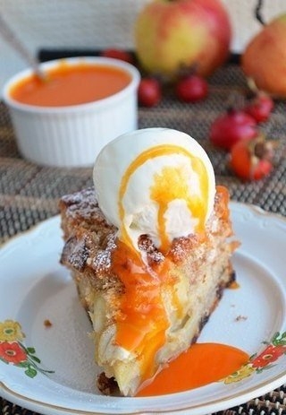 Яблочный пирог с изюмом и облепиховым соусом Яблочный пирог с изюмом и облепиховым соусом