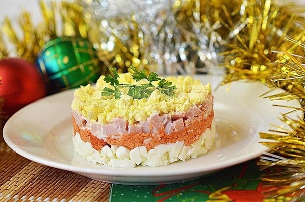 Легкий салат с карбонатом, колбасным сыром и яйцами Легкий салат с карбонатом, колбасным сыром и яйцами