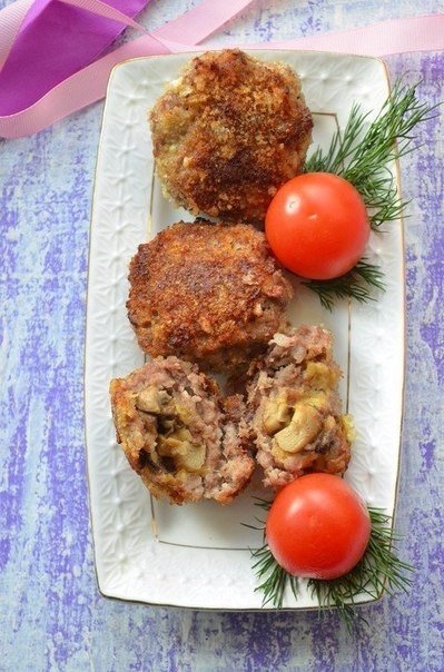 Запечённые котлеты с грибами и сыром Запечённые котлеты с грибами и сыром