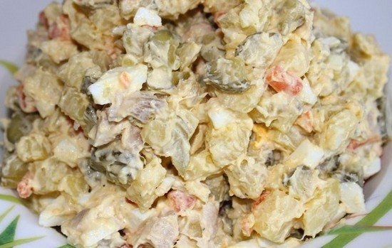 Салат с курицей и грибами жареным луком и морковью Салат с курицей и грибами жареным луком и морковью