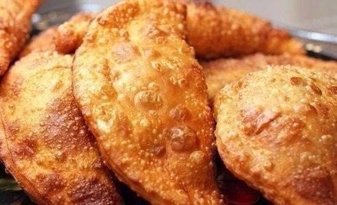 "Чебуреки получаются очень вкусными. Тесто мягкое и хрустящее, а начинка сочная"