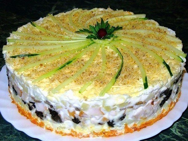 Торт "Закусочный" с копчёной курицей, черносливом и шампиньонами