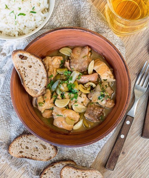 ЧЕСНОЧНАЯ КУРИЦА В СОУСЕ ИЗ БЕЛОГО ВИНА ЧЕСНОЧНАЯ КУРИЦА В СОУСЕ ИЗ БЕЛОГО ВИНА