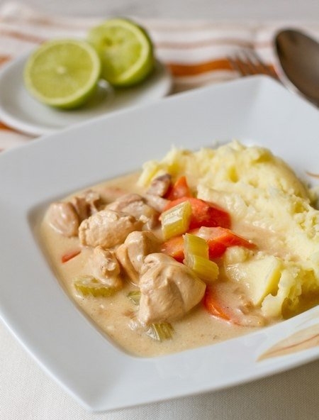 КУРИЦА В БЕЛОМ СОУСЕ С СЕЛЬДЕРЕЕМ И МОРКОВЬЮ КУРИЦА В БЕЛОМ СОУСЕ С СЕЛЬДЕРЕЕМ И МОРКОВЬЮ