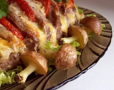 СВИНИНА,ЗАПЕЧЕННАЯ "ГАРМОШКОЙ"С КАРТОФЕЛЬНЫМИ ГРИБОЧКАМИ СВИНИНА,ЗАПЕЧЕННАЯ "ГАРМОШКОЙ"С КАРТОФЕЛЬНЫМИ ГРИБОЧКАМИ
