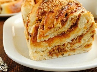 Плетеная булка с вареной сгущенкой и грецкими орехами