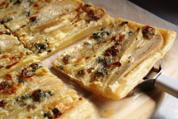 Открытый пирог с грушами и горгонзолой Открытый пирог с грушами и горгонзолой