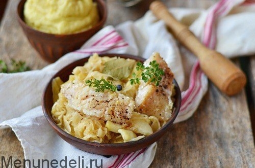 Морской окунь с тушеной квашеной капустой