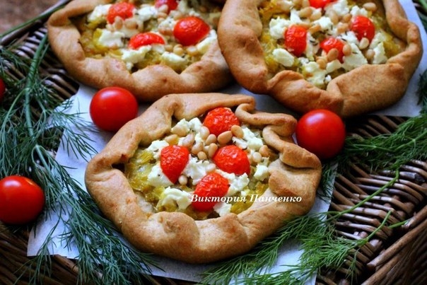 Мини-галеты с луком пореем, козьим сыром и кедровыми орехами Мини-галеты с луком пореем, козьим сыром и кедровыми орехами