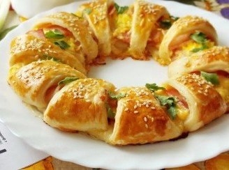 Слоеный пирог с сыром и беконом