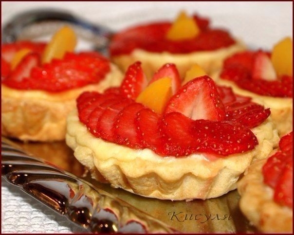 Корзиночки с творожной начинкой и клубникой Корзиночки с творожной начинкой и клубникой