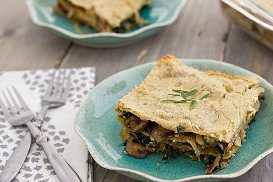 Лазанья с грибами, капустой и соусом из кешью и розмарина