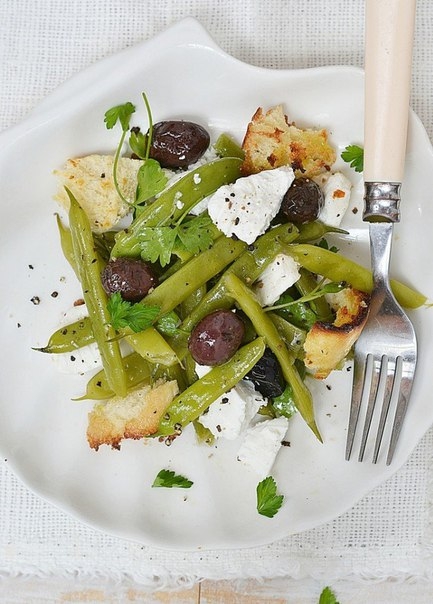 Салат из стручковой фасоли, с козьим сыром, маслинами и крутонами Салат из стручковой фасоли, с козьим сыром, маслинами и крутонами
