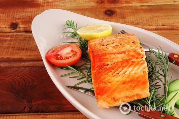 Лосось, запеченный в духовке с луком и лимоном Лосось, запеченный в духовке с луком и лимоном