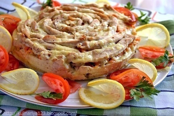 Красивый мясной пирог "Чайная роза" Красивый мясной пирог "Чайная роза"